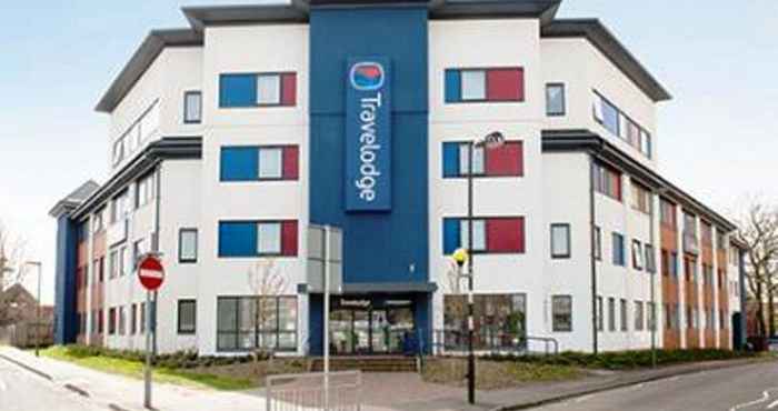 Exterior Travelodge Woking Central