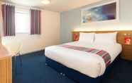 Bedroom 6 Travelodge Woking Central