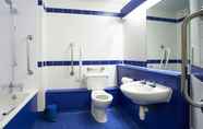 In-room Bathroom 4 Travelodge Sunderland Central