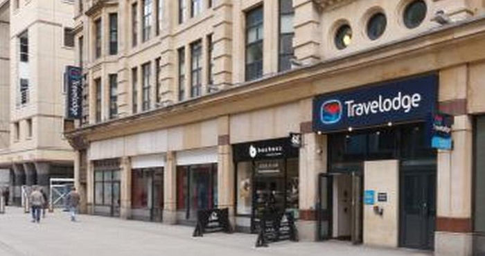 Exterior Travelodge Cardiff Central Queen Street