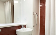 In-room Bathroom 3 Travelodge Cardiff Central Queen Street