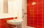 In-room Bathroom 4 Travelodge Chelmsford