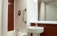 Toilet Kamar 3 Travelodge Gloucester