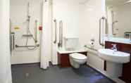 In-room Bathroom 2 Travelodge High Wycombe Central