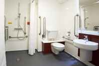 In-room Bathroom Travelodge High Wycombe Central