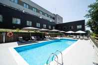 สระว่ายน้ำ B&B Hotel Barcelona Sant Cugat