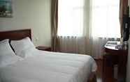 Bedroom 4 GreenTree Inn Shanghai Dabaishu Business Hotel