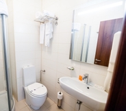 Toilet Kamar 3 Alex & George Boutique Hotel