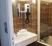 In-room Bathroom 3 Comfort Hotel Rosporden Concarneau