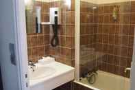 In-room Bathroom Comfort Hotel Rosporden Concarneau