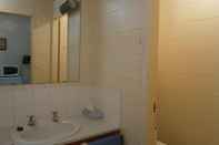 Phòng tắm bên trong Aberdeen Court Apartments