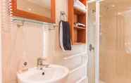 Toilet Kamar 6 Ashton Gate Guest House