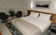 Kamar Tidur 5 Warwick Stone 55 Hotel