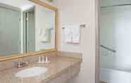 In-room Bathroom 6 Baymont by Wyndham Reno