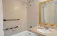 In-room Bathroom 5 Baymont by Wyndham Reno