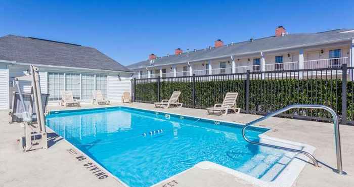 Swimming Pool Red Roof Inn & Suites Calhoun