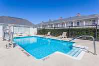 Swimming Pool Red Roof Inn & Suites Calhoun