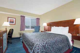 Bedroom 4 Days Inn by Wyndham Alexandria MN