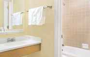 In-room Bathroom 4 Days Inn by Wyndham Alexandria MN