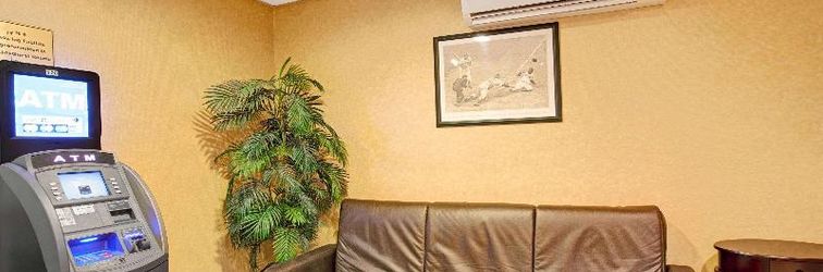 로비 Howard Johnson by Wyndham Bronx