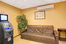 로비 Howard Johnson by Wyndham Bronx