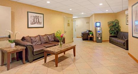 로비 2 Howard Johnson by Wyndham Bronx