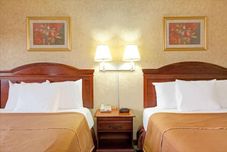 침실 Howard Johnson by Wyndham Bronx