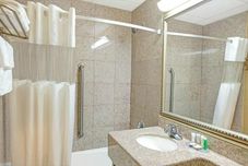 객실 내 욕실 Howard Johnson by Wyndham Bronx