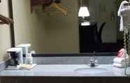 In-room Bathroom 5 SureStay Hotel by Best Western Lenoir City
