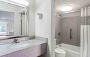 Toilet Kamar 4 Knights Inn - Fredericksburg
