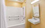 Toilet Kamar 3 MICROTEL INN & SUITES BY WYNDHAM VERONA