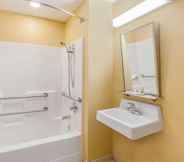 Toilet Kamar 3 MICROTEL INN & SUITES BY WYNDHAM VERONA