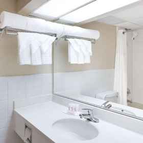 Ramada by Wyndham Yonkers / Westchester1 , 飯店扬克斯公共图书馆