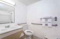 Toilet Kamar Super 8 by Wyndham Oneonta/Cooperstown