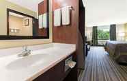 In-room Bathroom 7 Super 8 by Wyndham Perry