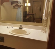 In-room Bathroom 2 Super 8 Villa Rica