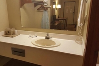 In-room Bathroom Super 8 Villa Rica