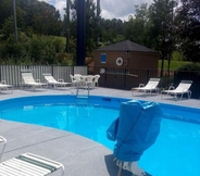 Swimming Pool 3 Super 8 Villa Rica