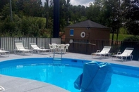 Swimming Pool Super 8 Villa Rica