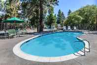 Kolam Renang Travelodge by Wyndham Big Bear Lake CA