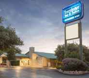 Exterior 2 Travelodge Inn &Suites by Wyndham San Antonio Arpt