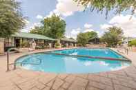 สระว่ายน้ำ Travelodge Inn &Suites by Wyndham San Antonio Arpt