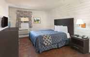 Bedroom 7 Travelodge Inn &Suites by Wyndham San Antonio Arpt