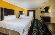 Bedroom 4 Days Inn & Suites Wyndham Augusta Near Fort Gordon