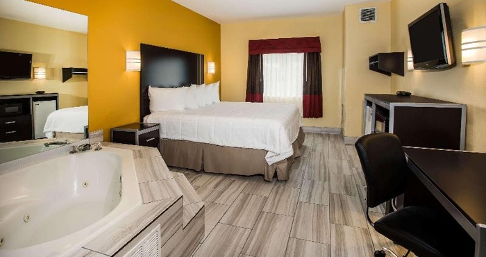 Bedroom Days Inn & Suites Wyndham Augusta Near Fort Gordon