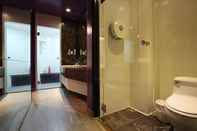 Phòng tắm bên trong Orange County Hotel