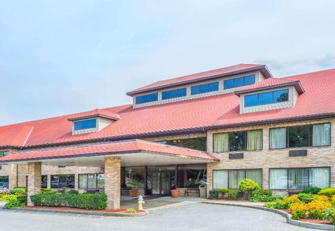 Exterior Ramada by Wyndham Middletown Newport Area