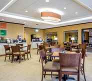 ร้านอาหาร 4 Comfort Inn & Suites adj to Akwesasne Mohawk Casin