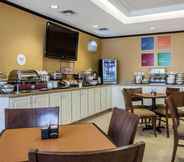 ร้านอาหาร 7 Comfort Inn & Suites adj to Akwesasne Mohawk Casin