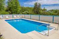 Swimming Pool Econo Lodge Inn & Suites Old Saybrook - Westbrook